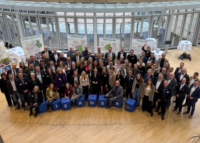 Vertreterinnen und Vertreter aus 45 LEADER-Regionen in Nordrhein-Westfalen präsentieren zusammen mit Wahlkreisabgeordneten und Behördenvertretern ihre Ergebnisse im Landtag. (Bildquelle: Landtag NRW)